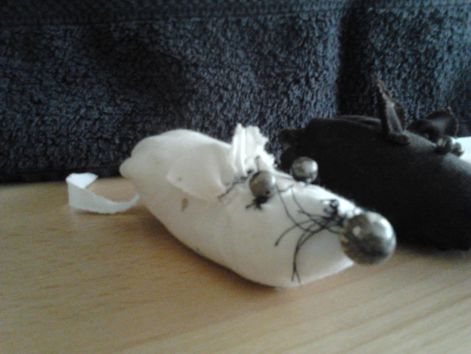 fehér egér fagyöngy orr és szem